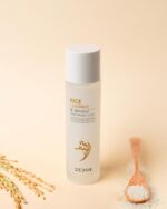 Intro (what it is + benefit) Dedox Rice Toner is a lightweight Korean skincare essential that blends rice extract with niacinamide. It hydrates deeply, restores glow, and strengthens your skin barrier without irritation. Ingredients explained Rice Extract: Rich in amino acids, known for brightening and calming. Niacinamide (Vitamin B3): Helps even tone, refine pores, and improve resilience. Ceramide NP & Squalane: Lock in moisture and protect barrier. Green Tea & Vitamin E: Provide antioxidant defense. Who can use it Safe for all skin types including dry, oily, combination, and sensitive. Ideal for those looking for hydration and glow without harsh chemicals. How to Use After cleansing, pour onto hands or cotton pad Gently pat into skin until absorbed Follow with serum or moisturizer Use morning and night Why Dedox? Alcohol-free & fragrance-free Vegan, PETA-approved Inspired by Korean beauty science Available in travel-friendly 20ml and full-size 120ml Benefits of Regular Use Long-lasting hydration Brighter, even-toned skin Strengthened barrier Soft, smooth, supple finish